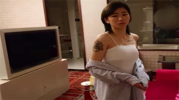 约炮高手胖Tiger实战21岁高冷刺青女大学生！一镜到底全程露脸，从床上激情到地板再战沙发，最终口内爆发，火辣对话超刺激，4K超清画质！